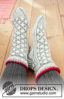 Tip Toe Santa / DROPS Extra 0-1433 - Gestrickte Socken in DROPS Karisma. Die Arbeit wird gestrickt mit nordischem Muster. Größe 35 - 43. Thema: Weihnachten.