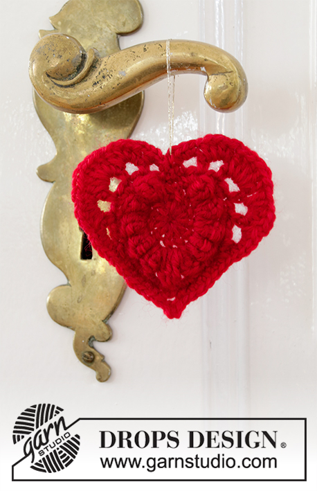 Hanging Heart / DROPS Extra 0-1447 - DROPS Merino Extra Fine lõngast heegeldatud kaunistus kuuseehe süda jõuludeks