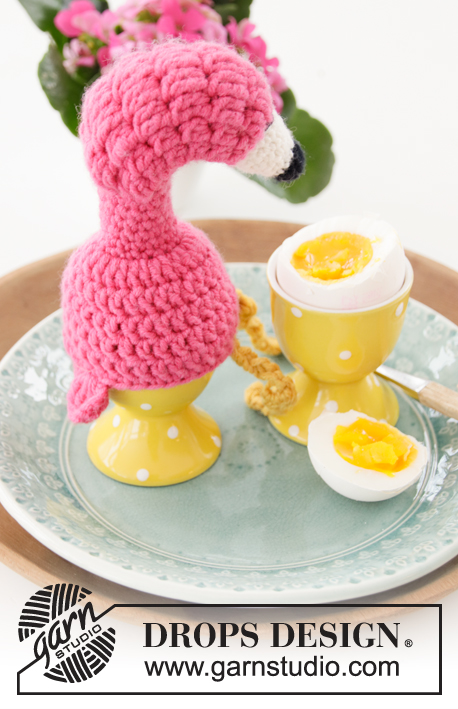 Cafe Flamingo / DROPS Extra 0-1455 - Gehaakte flamingo eierwarmer in DROPS Merino Extra Fine. 
Thema: Pasen