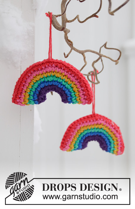 Holiday Rainbows / DROPS Extra 0-1463 - Gehäkelter Regenbogen als Weihnachtsschmuck in DROPS Paris. Thema: Weihnachten.