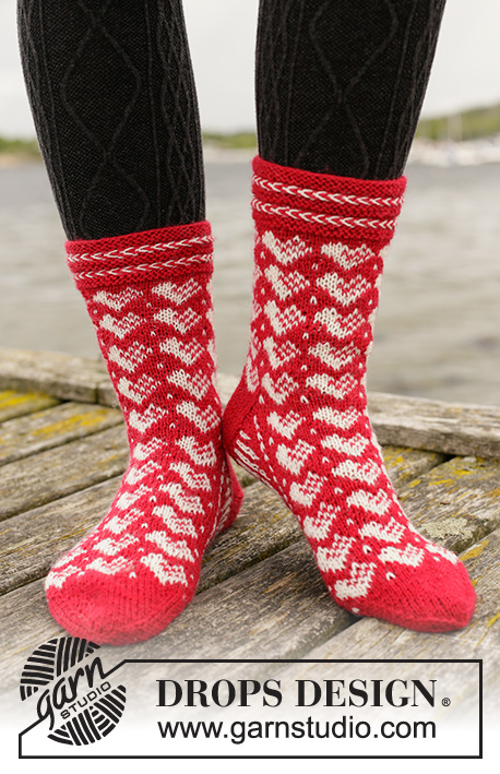 Holiday Hearts / DROPS Extra 0-1464 - Kötött zokni szíves mintával DROPS Fabel fonalból.
A darabot fentről lefelé irányban készítjük, litván fonattal és norvégmintával.
35-43-as méretben
Téma: Karácsony
