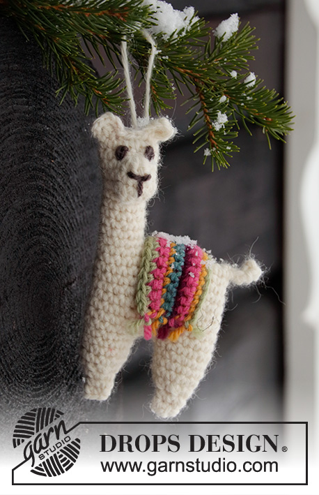 Festive Alpacas / DROPS Extra 0-1465 - Gehäkeltes Alpaka oder Lama als Weihnachtsschmuck. Die Arbeit wird in DROPS Lima gehäkelt. Thema: Weihnachten.