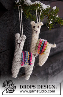 Festive Alpacas / DROPS Extra 0-1465 - Gehäkeltes Alpaka oder Lama als Weihnachtsschmuck. Die Arbeit wird in DROPS Lima gehäkelt. Thema: Weihnachten.