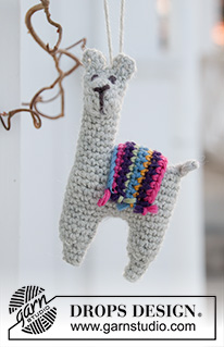 Festive Alpacas / DROPS Extra 0-1465 - Crocheted Alpaca or Llama Christmas decoration. The piece is worked in DROPS Lima. Theme: Christmas.