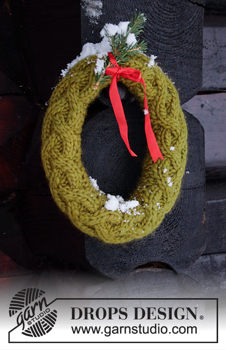 Woolen Christmas Wreath / DROPS Extra 0-1470 - Knitted wreath with cables for Christmas in DROPS Snow. Theme: Christmas.
