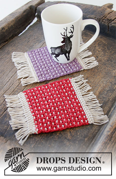 Tiny Carpet Coaster / DROPS Extra 0-1474 - Base para copo crochetada para o Natal em DROPS Cotton Light. 
Tema: Natal.