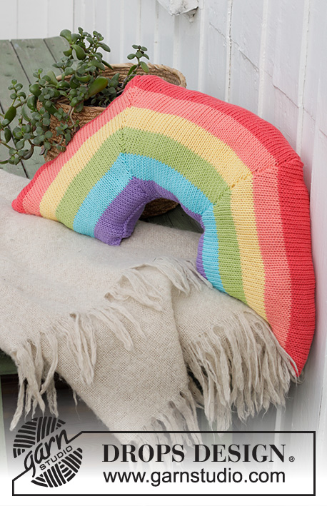 Rainbow Arch Cushion / DROPS Extra 0-1489 - Gestrickter Kissenbezug mit Streifen als Regenbogen in DROPS Paris.