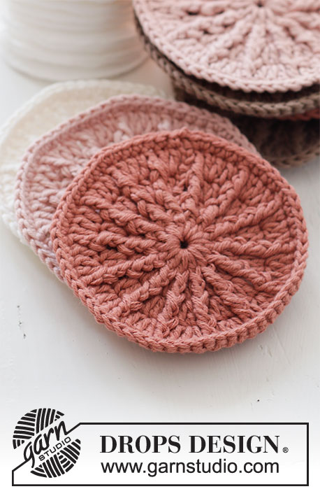Radiant Scrubbies / DROPS Extra 0-1494 - Crochet make-up pad with treble crochets and relief-treble crochets in DROPS Safran. The piece is worked in the round, middle out.