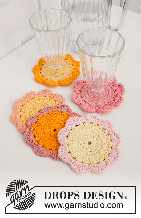 Blossom Coasters / DROPS Extra 0-1497 - Dessous de verre crocheté en forme de fleur, en DROPS Paris.