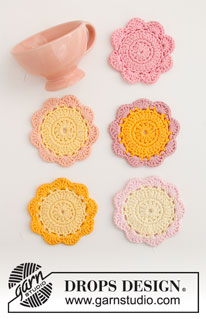 Blossom Coasters / DROPS Extra 0-1497 - Crocheted coaster shaped as a flower in DROPS Paris.