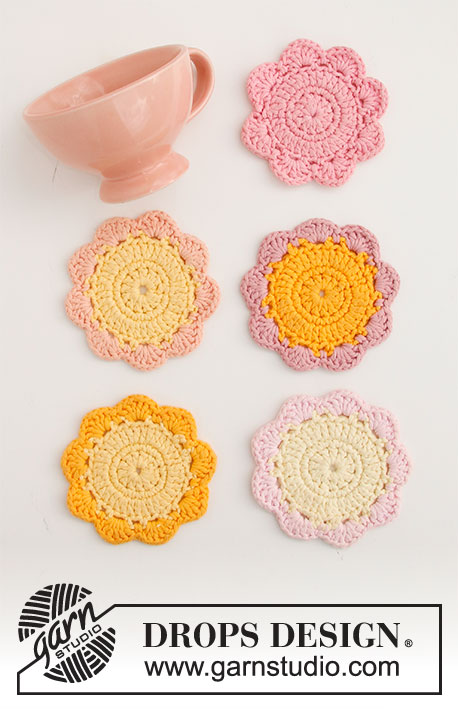 Blossom Coasters / DROPS Extra 0-1497 - Dessous de verre crocheté en forme de fleur, en DROPS Paris.