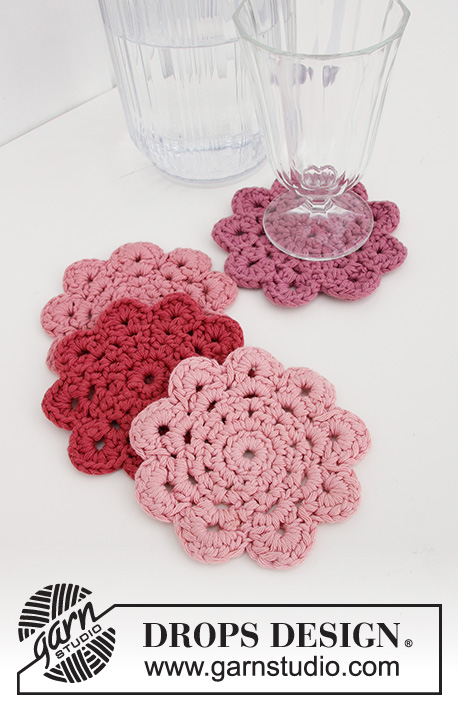Blushing Coasters / DROPS Extra 0-1498 - Base para copo crochetada em forma de flor, em DROPS Paris.