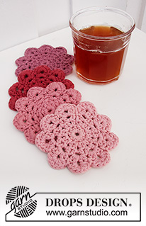 Blushing Coasters / DROPS Extra 0-1498 - Base para copo crochetada em forma de flor, em DROPS Paris.