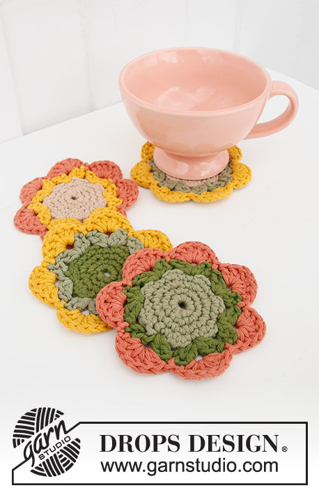 Blooming Coasters / DROPS Extra 0-1499 - Base para copo crochetada em forma de flor, em DROPS Paris.