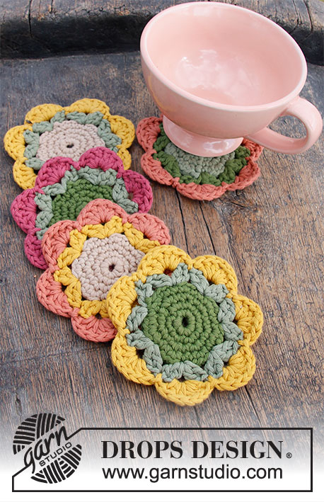 Blooming Coasters / DROPS Extra 0-1499 - Base para copo crochetada em forma de flor, em DROPS Paris.