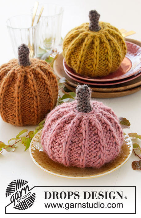 Cinderella's Pumpkins / DROPS Extra 0-1500 - Knitted pumpkin with English rib in DROPS Snow. Theme: Halloween.