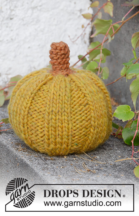 Cinderella's Pumpkins / DROPS Extra 0-1501 - Knitted pumpkin with rib in DROPS Snow. Theme: Halloween.
