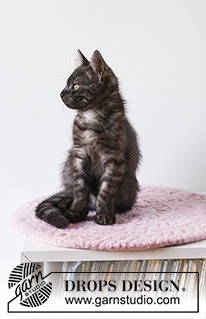 Kitty Nap Pad / DROPS Extra 0-1502 - Filcowy dywanik dla kota na szydełku, przerabiany 2 nitkami włóczki DROPS Snow. Przerabiany na okrągło, ściegiem gwiazdek.