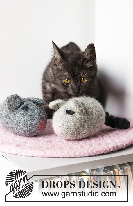 Woolly Mice / DROPS Extra 0-1503 - Knitted and felted mouse for cats in DROPS Snow.