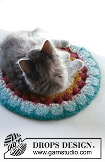 Center of Cattention / DROPS Extra 0-1504 - Filcowy dywanik dla kota na szydełku, przerabiany 2 nitkami włóczki DROPS Snow. Wykonywany od środka.