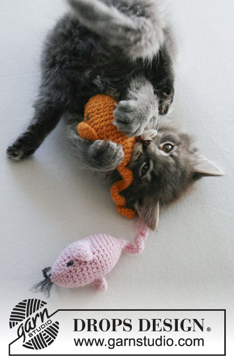 Mice Play / DROPS Extra 0-1506 - Crocheted mouse for cats in DROPS Lima.