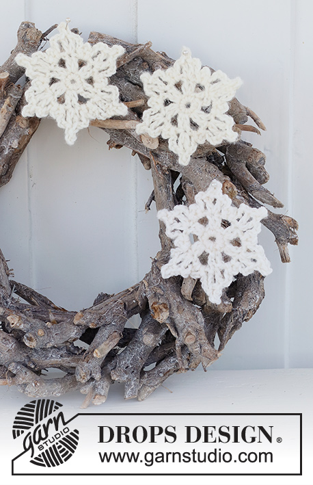 Snowy Welcome / DROPS Extra 0-1513 - DROPS Cotton Light lõngast heegeldatud kaunistused lumehelbed / tähekesed kuuseehted jõuludeks