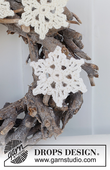 Snowy Welcome / DROPS Extra 0-1513 - Hæklet stjerne julepynt i DROPS Cotton Light. Tema: Jul.