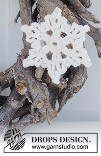 Snowy Welcome / DROPS Extra 0-1513 - Crocheted star-shaped Christmas decoration in DROPS Cotton Light. Theme: Christmas.