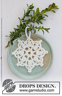 Sparkling Snow / DROPS Extra 0-1517 - Crocheted star-shaped Christmas decoration/coaster in DROPS Muskat. Theme: Christmas.