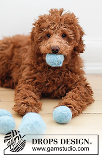 Bouncy Blue / DROPS Extra 0-1530 - Gefilzter Ball als Spielzeug für Hunde in DROPS Snow.