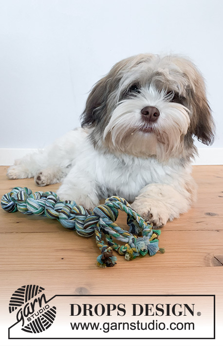 Drag & Pull / DROPS Extra 0-1533 - Koiran lelu DROPS Paris-langasta. Työ tehdään solmimalla ja letittämällä lankoja.