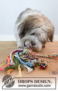 Drag & Pull / DROPS Extra 0-1534 - Koiran lelu DROPS Paris-langasta. Työ tehdään solmimalla ja letittämällä lankoja.