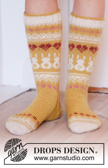 Bunny Love / DROPS Extra 0-1536 - Strikkede sokker i DROPS Karisma. Arbejdet strikkes oppefra og ned med nordisk mønster, harer og hjerter. Størrelse 35 - 46. Tema: Påske.