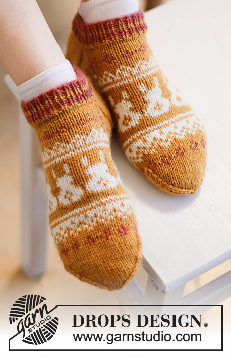 Bunny Steps / DROPS Extra 0-1537 - Strikkede sokker i DROPS Karisma. Arbejdet strikkes oppefra og ned med nordisk mønster og harer. Størrelse 35 - 46. Tema: Påske.