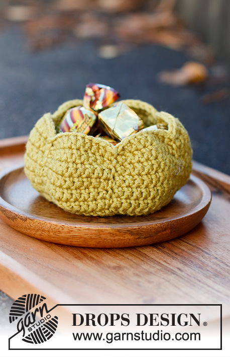 Pumpkin Bowl / DROPS Extra 0-1542 - Cestino a forma di zucca lavorato all’uncinetto in DROPS Merino Extra Fine. Tema: Halloween.