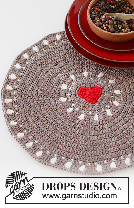 Bright Heart Placemat / DROPS Extra 0-1549 - Heklet pepperkake bordbrikke med hjerte i DROPS Muskat. Tema: Jul.
