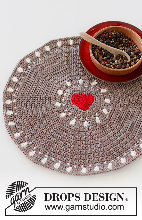Bright Heart Placemat / DROPS Extra 0-1549 - Virkad pepparkaka bordstablett med hjärta i DROPS Muskat. Tema: Jul.