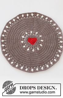Bright Heart Placemat / DROPS Extra 0-1549 - Virkad pepparkaka bordstablett med hjärta i DROPS Muskat. Tema: Jul.
