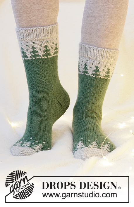 Forest Spell / DROPS Extra 0-1553 - Chaussettes tricotées avec jacquard nordique en DROPS Nord. Du 35 au 43 Thème: Noël.