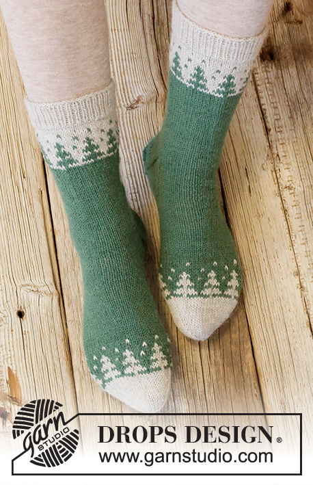 Forest Spell / DROPS Extra 0-1553 - Stickade sockor med nordiskt mönster i DROPS Nord. Storlek 35 - 43. Tema: Jul.