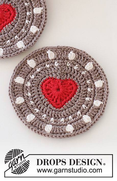 Bright Heart Coasters / DROPS Extra 0-1555 - DROPS Muskat lõngast heegeldatud südamega piparkook - tassialus  
Teema: jõuludeks