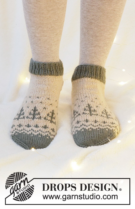 Forest Magic / DROPS Extra 0-1558 - Kotníkové ponožky s norským vzorem pletené z příze DROPS Lima. Velikost 35 až 46. Motiv: Vánoce.