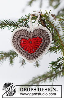 Bright Heart Ornaments / DROPS Extra 0-1560 - Décoration de Noël cœur pain d'épices crocheté en DROPS Muskat. Thème: Noël.