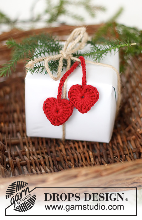 Cherry Hearts / DROPS Extra 0-1565 - Corações crochetados com cordão, em DROPS Cotton Light. Tema: Natal.