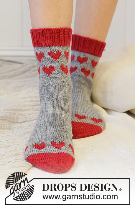 Heart Parade / DROPS Extra 0-1567 - Ponožky se srdíčky pletené z příze DROPS Fabel. Velikost 35-43. Motiv: Valentýn.