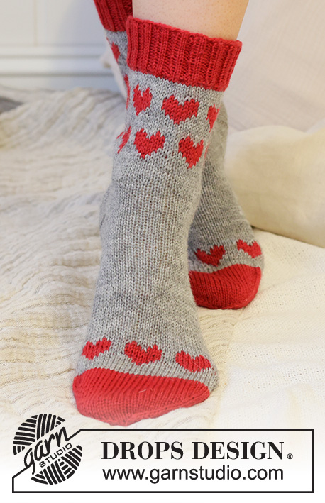 Heart Parade / DROPS Extra 0-1567 - Stickade sockor med hjärtan i DROPS Fabel. Storlek 35-43. Tema: Valentine.