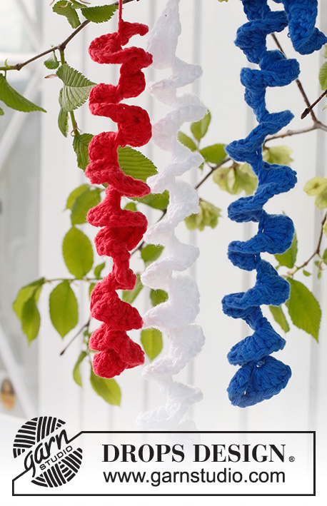 Happy Swirls / DROPS Extra 0-1569 - Espiral decorativa crochetada para o 17 de Maio em DROPS Paris. Tema: Festa Nacional da Noruega.