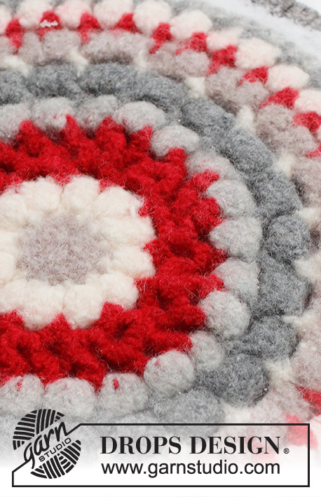 Merry Seat / DROPS Extra 0-1571 - Crocheted and felted sitting mat in DROPS Snow. The piece is worked in the round from the middle outwards. Theme: Christmas.