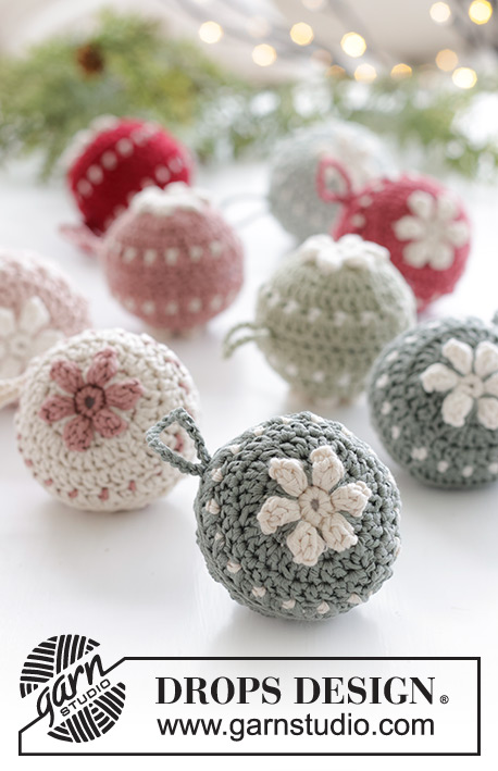 Christmas Blossoms / DROPS Extra 0-1572 - Boules de Noël crochetées en DROPS Muskat. Thème: Noël.