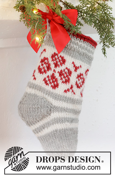 Christmas Flower Stocking / DROPS Extra 0-1573 - Stickad julsocka i DROPS Snow. Arbetet stickas uppifrån och ner med ränder och nordiskt mönster. Tema: Jul.